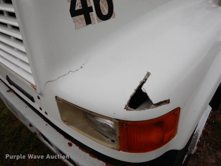 image for item HJ9585 2001 International 4700  box truck