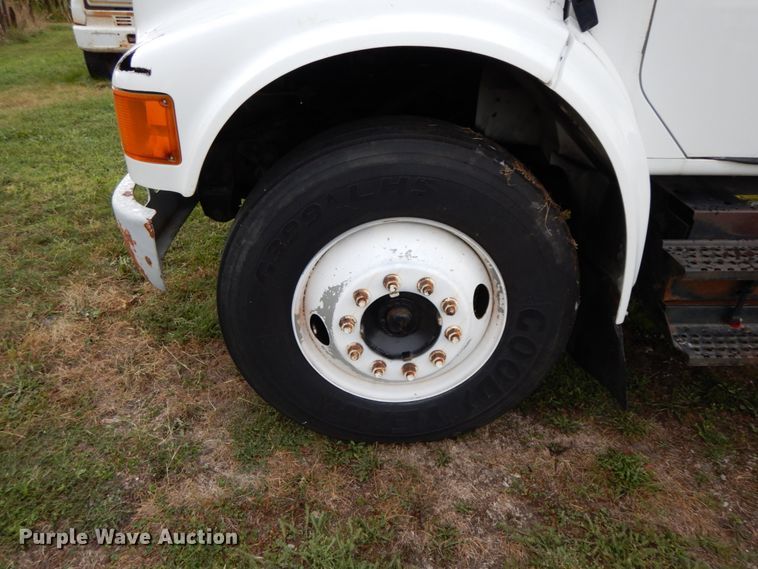 image for item HJ9585 2001 International 4700  box truck