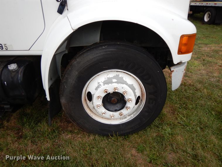 image for item HJ9585 2001 International 4700  box truck