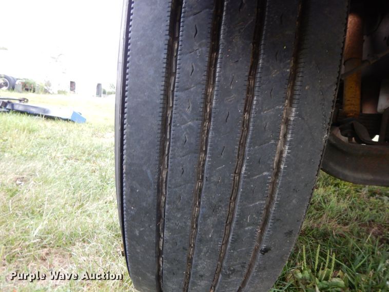 image for item HJ9585 2001 International 4700  box truck