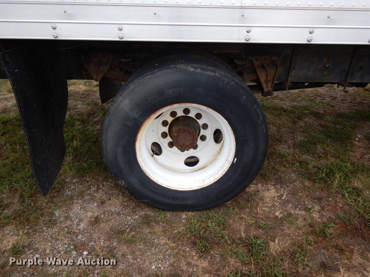 image for item HJ9585 2001 International 4700  box truck