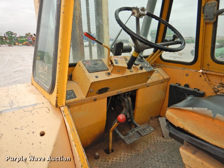 image for item HO9901 1989 John Deere 482C  forklift