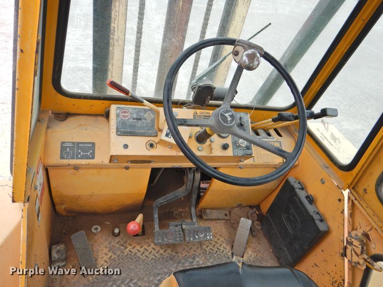 image for item HO9901 1989 John Deere 482C  forklift