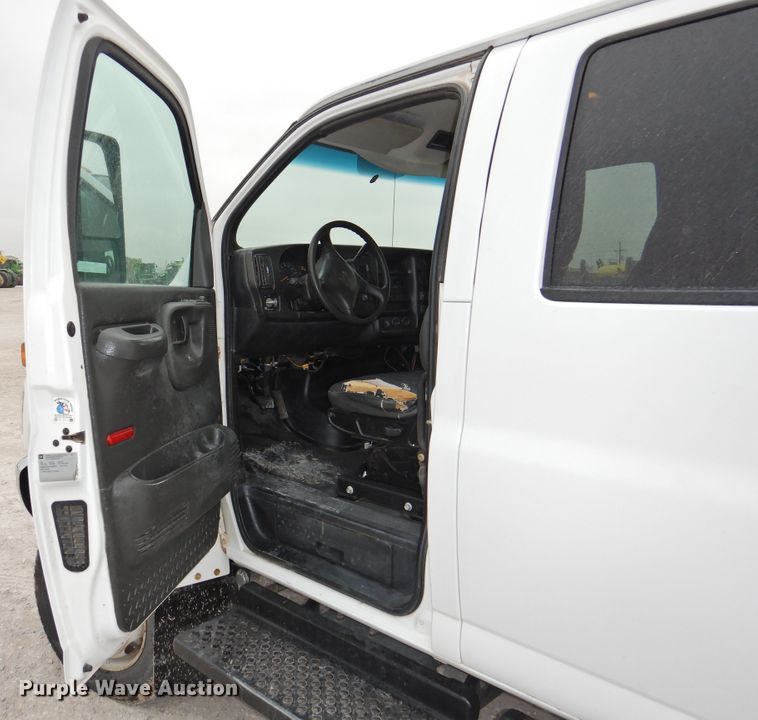 image for item HO9904 2007 Chevrolet C4500  Crew Cab flatbed truck