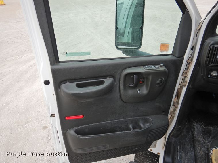 image for item HO9904 2007 Chevrolet C4500  Crew Cab flatbed truck