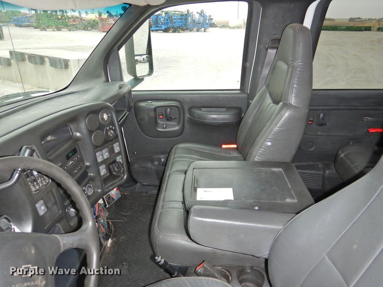 image for item HO9904 2007 Chevrolet C4500  Crew Cab flatbed truck