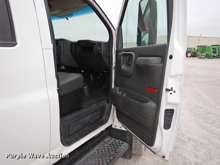 image for item HO9904 2007 Chevrolet C4500  Crew Cab flatbed truck