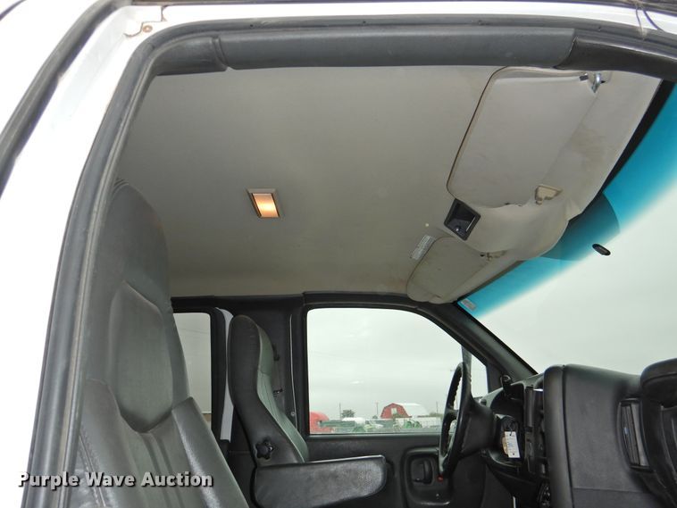 image for item HO9904 2007 Chevrolet C4500  Crew Cab flatbed truck