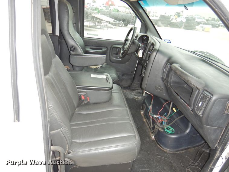 image for item HO9904 2007 Chevrolet C4500  Crew Cab flatbed truck