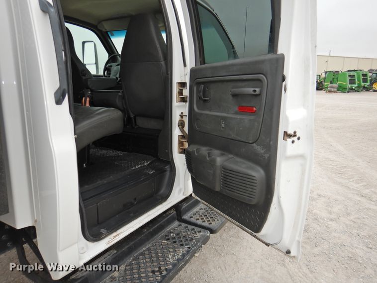 image for item HO9904 2007 Chevrolet C4500  Crew Cab flatbed truck