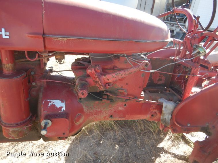 image for item HP9773 International Farmall 100  tractor