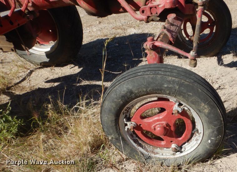 image for item HP9773 International Farmall 100  tractor