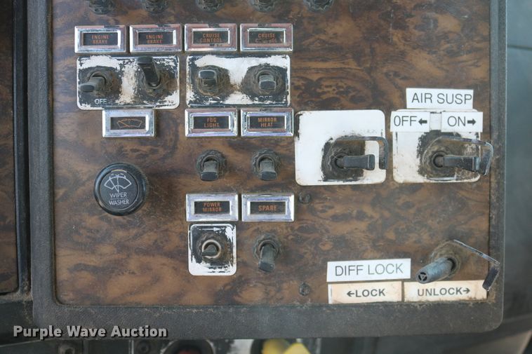 image for item DD6142 1995 Kenworth T800  box truck with mixing system