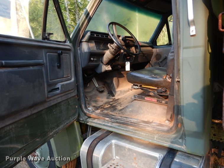 image for item DG6921 1993 Ford F700  dump truck