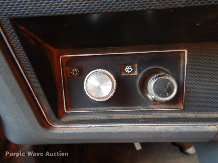 image for item DG6921 1993 Ford F700  dump truck