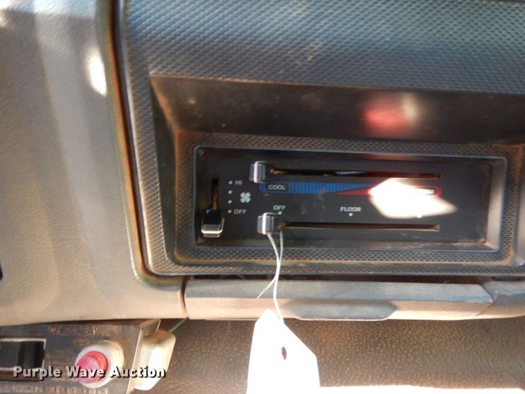 image for item DG6921 1993 Ford F700  dump truck