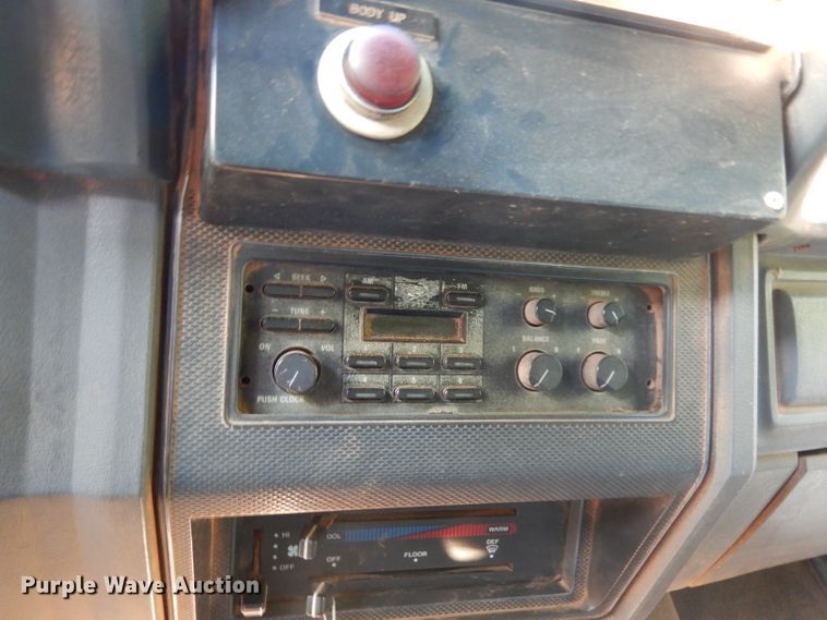 image for item DG6921 1993 Ford F700  dump truck