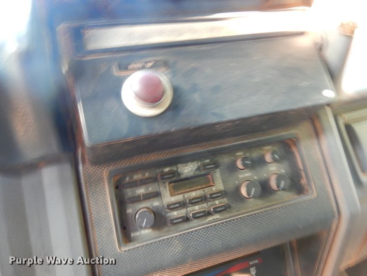 image for item DG6921 1993 Ford F700  dump truck