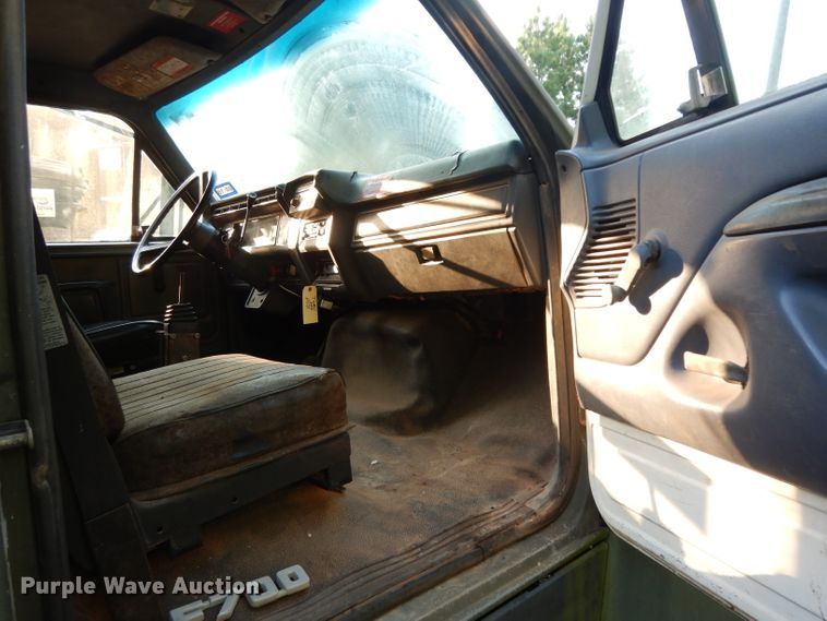 image for item DG6921 1993 Ford F700  dump truck