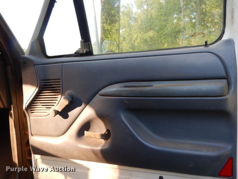 image for item DG6921 1993 Ford F700  dump truck