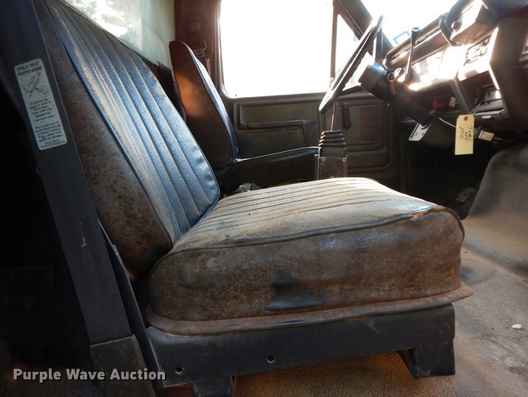 image for item DG6921 1993 Ford F700  dump truck