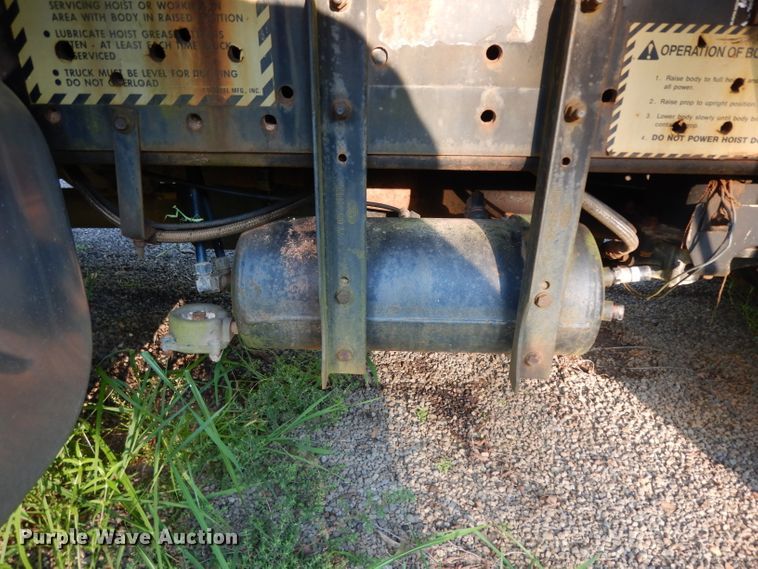 image for item DG6921 1993 Ford F700  dump truck