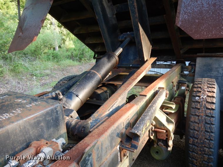 image for item DG6921 1993 Ford F700  dump truck