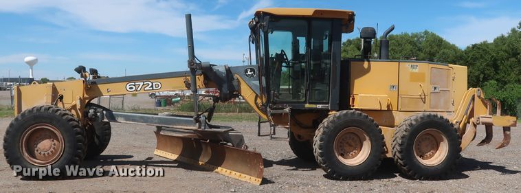 image for item DH0975 2005 John Deere 672D  motor grader