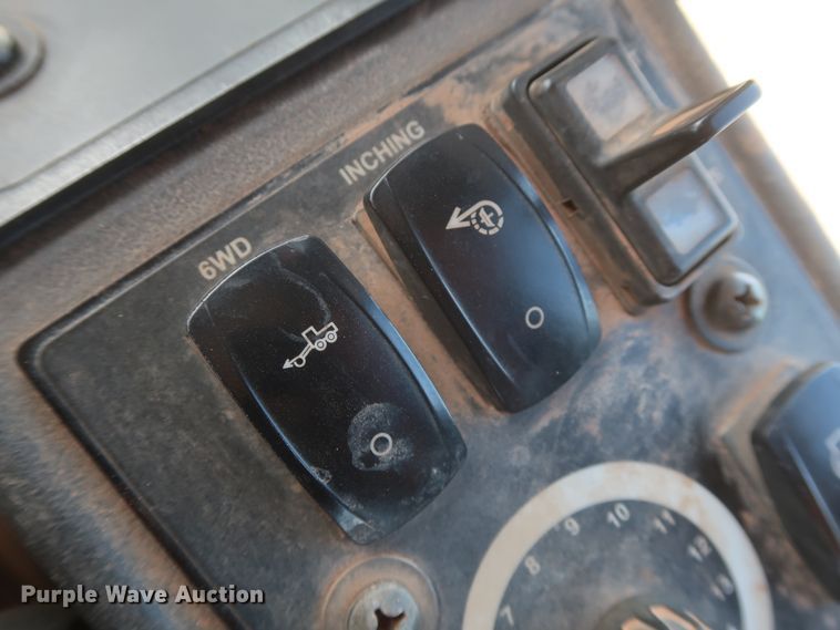 image for item DH0975 2005 John Deere 672D  motor grader