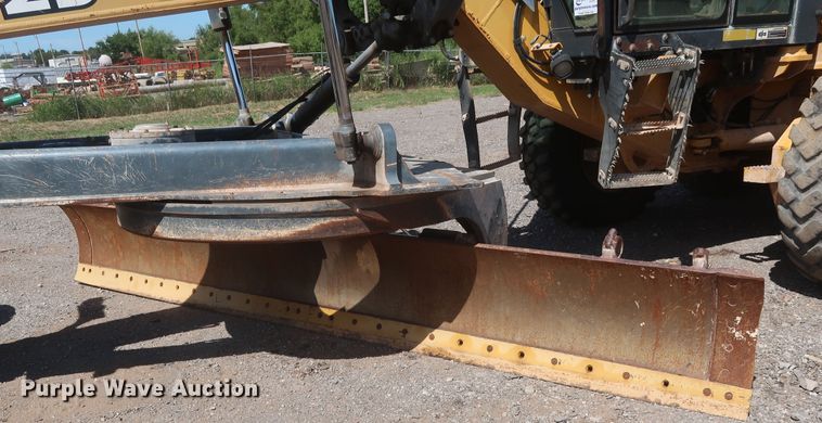 image for item DH0975 2005 John Deere 672D  motor grader