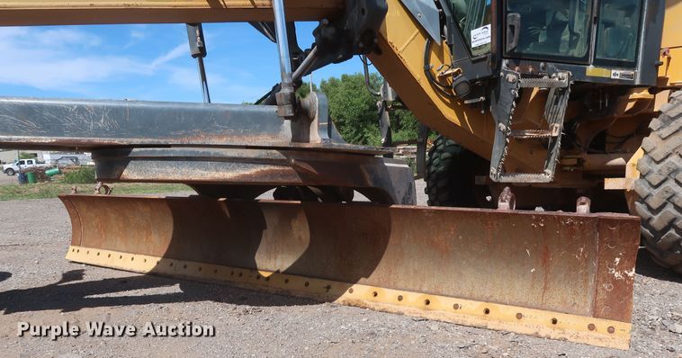 image for item DH0975 2005 John Deere 672D  motor grader