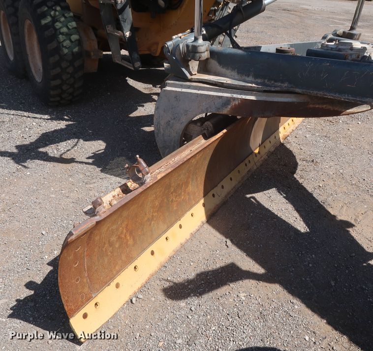 image for item DH0975 2005 John Deere 672D  motor grader