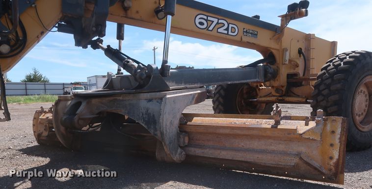 image for item DH0975 2005 John Deere 672D  motor grader