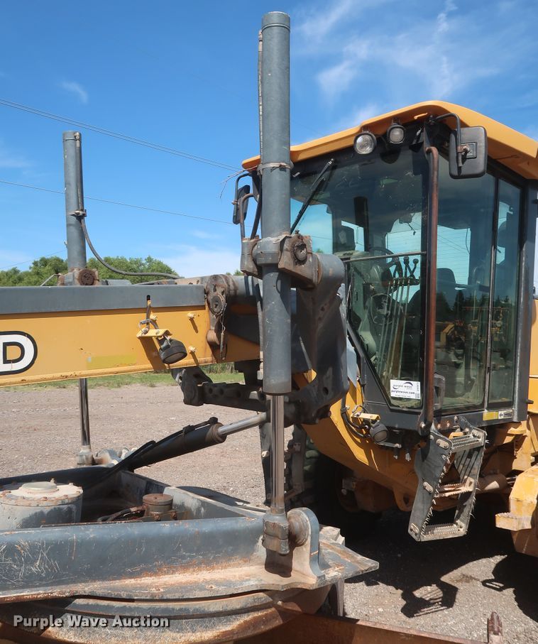 image for item DH0975 2005 John Deere 672D  motor grader