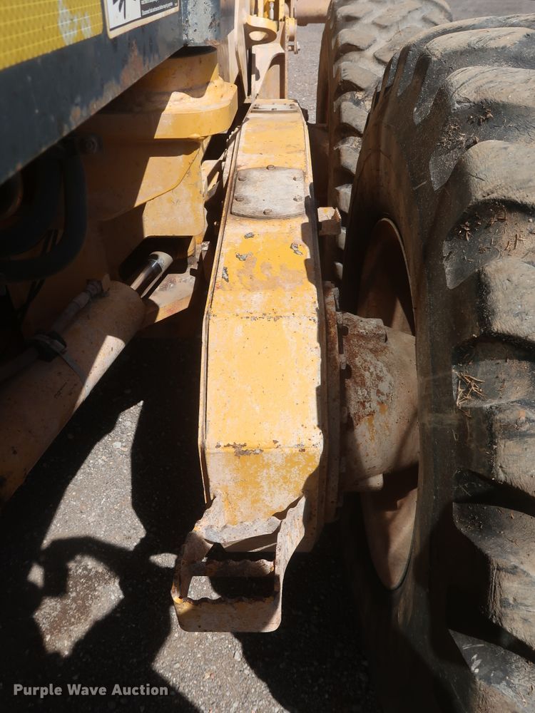 image for item DH0975 2005 John Deere 672D  motor grader