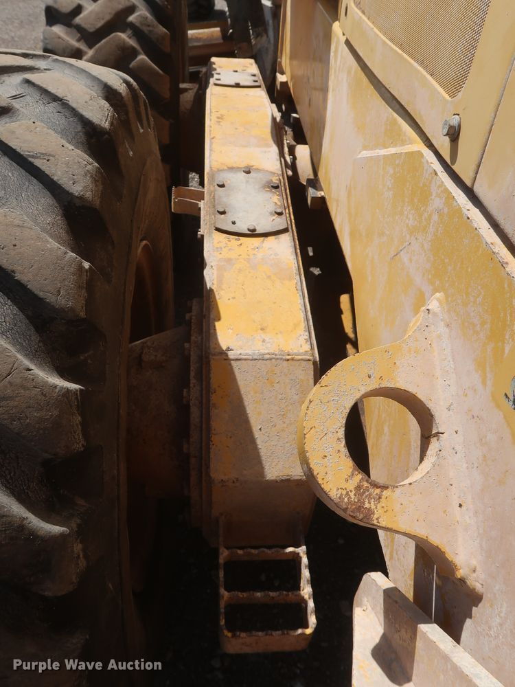 image for item DH0975 2005 John Deere 672D  motor grader