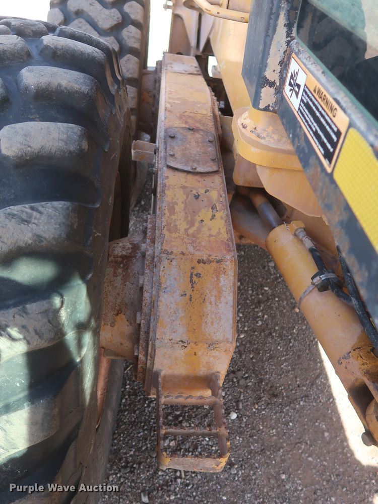 image for item DH0975 2005 John Deere 672D  motor grader