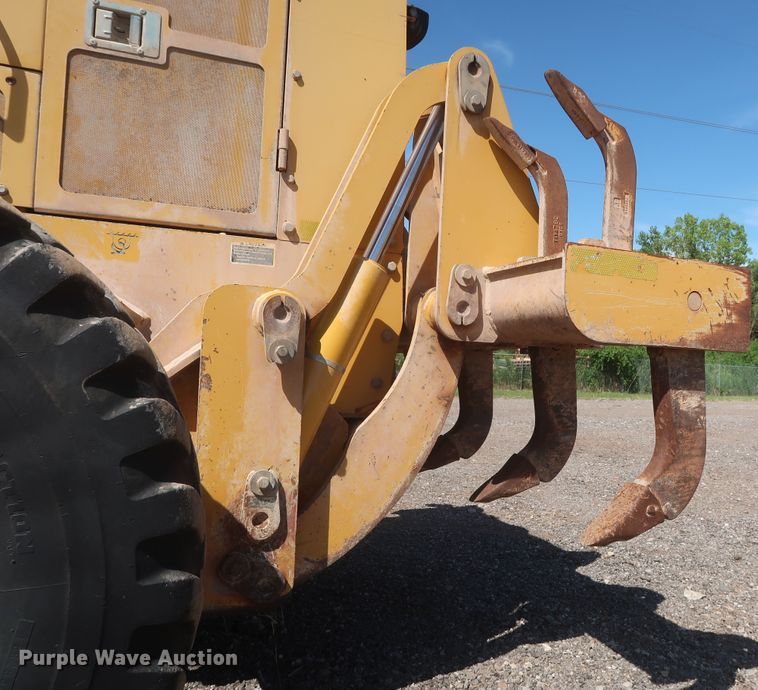 image for item DH0975 2005 John Deere 672D  motor grader