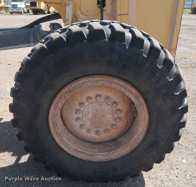 image for item DH0975 2005 John Deere 672D  motor grader