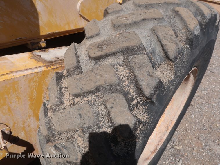 image for item DH0975 2005 John Deere 672D  motor grader