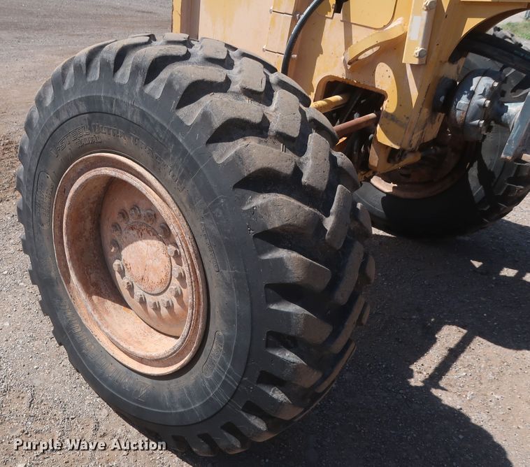 image for item DH0975 2005 John Deere 672D  motor grader