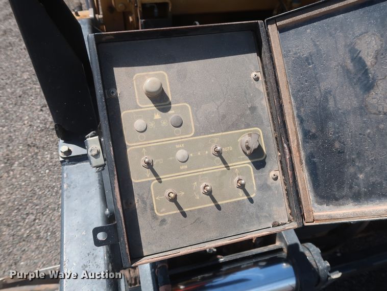 image for item DH0979 2007 Caterpillar AP-1055D  paver