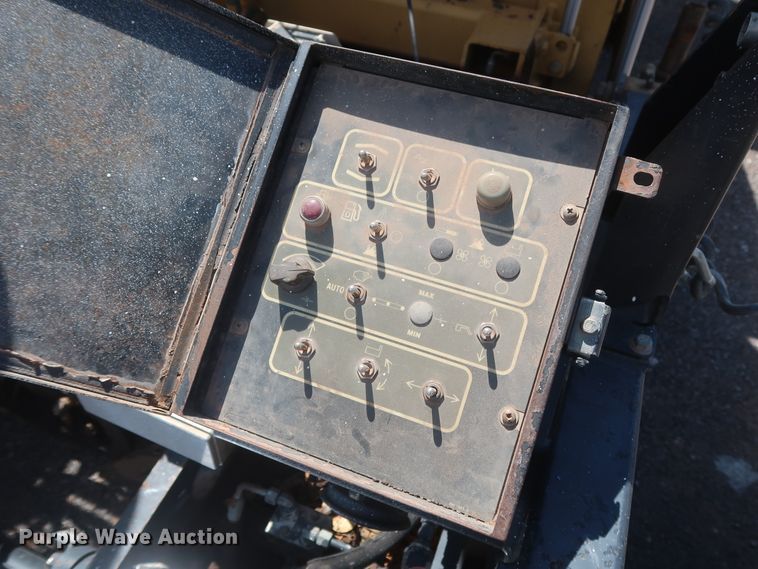 image for item DH0979 2007 Caterpillar AP-1055D  paver