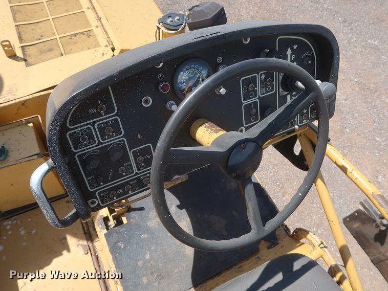 image for item DH0979 2007 Caterpillar AP-1055D  paver