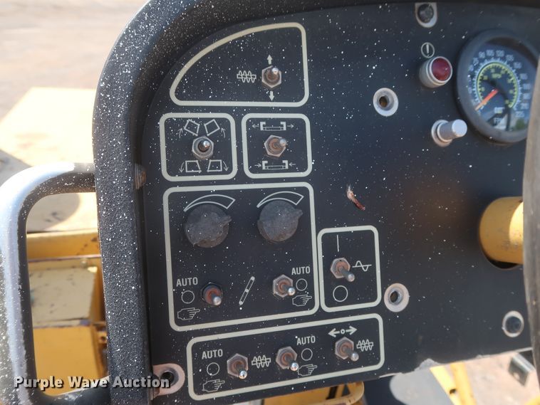 image for item DH0979 2007 Caterpillar AP-1055D  paver