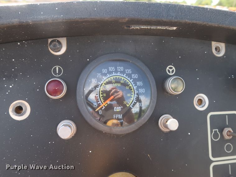 image for item DH0979 2007 Caterpillar AP-1055D  paver