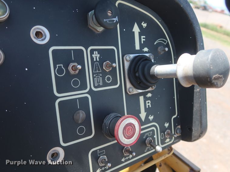 image for item DH0979 2007 Caterpillar AP-1055D  paver