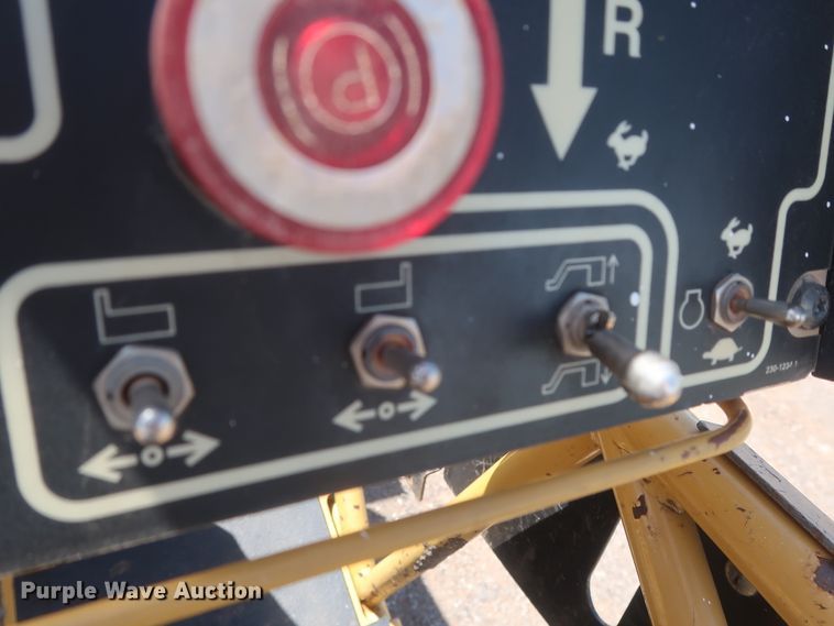 image for item DH0979 2007 Caterpillar AP-1055D  paver