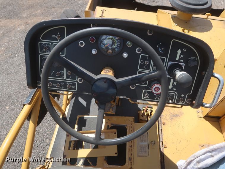 image for item DH0979 2007 Caterpillar AP-1055D  paver