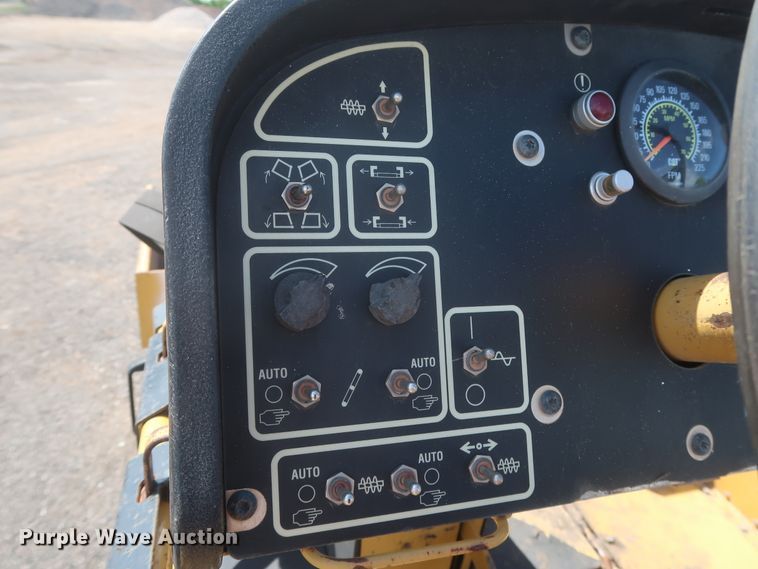 image for item DH0979 2007 Caterpillar AP-1055D  paver